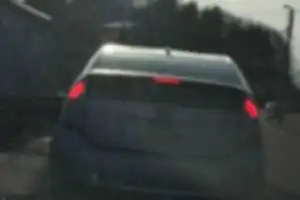 雨の朝の通勤時間、激混みの中この車が前にいましたが、ノロノロ&フラフラで怖すぎる。
白のブルーバードでデカデカとカメラ撮影中のステッカーが貼ってありますが、バックドア凹みまくってます。
右折で平和通りに入りましたが、右車線なのか左車線変更なのかどっちに入りたいの？
真ん中走らないで
追い越す際に運転手見ましたが、年配の男性運転で助手席にご婦人。怖くないのかしら？
国はもうこれ以上高齢者の加害事故を防ぐ手立てを考えなきゃいけないと思う。