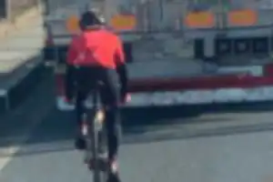 トラックにベタつけで煽り運転する
チャリンコ
急ブレーキ踏まれて　死にてぇのか？
俺たちトラック運転手からみて空気読めないチャリカスは消え失せてほしい
マジ邪魔
川所線にて