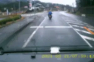 蛇行運転しなから後方を振り向きながら挑発。そして、あきらかな信号無視。