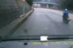 長い2車線で後方から追い付き平行運転。こちらは50km/hで追い越しを待つが合流では更に減速。あきらかなブロック運転。