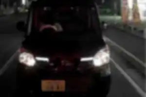 信号待ちでタバコのポイ捨て。
火もついてたかな？
いつもやってるんでしょうね。

黒のハイエースで脚立積んでたので職人さんか何かの作業者か。

こういう人間がいるとタバコや職人さんのイメージが悪くなる。
#ハイエース
#ポイ捨て
#タバコ