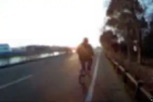 事故発生の看板があったので、その時間あたりに行ってみたところ、逆走自転車が多くみられた。そのほとんどは製鉄会社工場に入っていくことと、ヘルメットを着用、または前かごに入れていることが特徴であった。