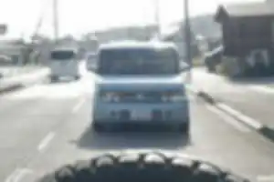 車間距離不保持
2021年３月11日　15:30頃
静岡県掛川市　北中学校～初馬
ナンバーはわからないが
日産のライトブルーの車両。