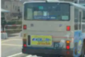 走行中に窓からゴミをポイ捨て。窓から手を出して運転のイキっていた小汚いおっさん。
ダイハツの黒色ムーヴカスタム。