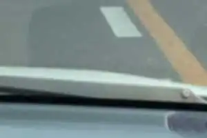 タバコのポイ捨て。
窓を開けて喫煙、灰を外へ落としながら走行。
わざとゆっくり走り、後ろへ迷惑をかける。
害悪運転手。
おそらくどこかの会社の社用車に思えた。