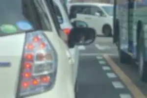 タバコのポイ捨て。
窓を開けて喫煙、灰を外へ落としながら走行。
わざとゆっくり走り、後ろへ迷惑をかける。
害悪運転手。
おそらくどこかの会社の社用車に思えた。