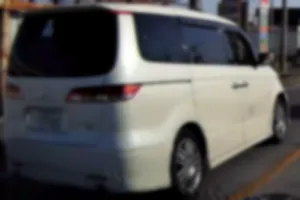 京都ナンバー　白のエリシオン　リアガラス中央に変な亀の甲羅のようなシール
急加速を繰り返しながら陸橋手前で強引に車線変更。その後も一般道にもかかわらず100km/h以上で暴走していました。京都ナンバーのリアガラスに変なシールが貼ってある車をみかけたらその人はガイジなので近づかないようにしましょう。