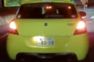 黄色のスイフトスポーツ　加齢臭がひどい中年のハゲデブオヤジ　80～08歳くらい
二車線区間のうちに一台でも前に出ようと縫うように車線変更を繰り返しながら120km/h以上で走行するクズ。急いでいる割に有料道路へ入るわけもなく一般道へ。急いでいるのかいないのかただバカなだけ。