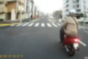 原付50ccは、いつからセンターラインぎりぎりを走っていいことになったのでしょうか？
邪魔だよ