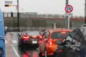 第一通行帯を法定速度60キロで走行中後ろからクラクションを鳴らし煽るBMW．右側から追い越せる様に第一通行帯走ってる（チャート付）のに意味不明、こういう人は一生直らないだろうけど、見かけたらご注意下さい。