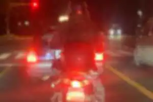 並走追い越し妨害・信号待ち時 車間距離ベタ付け・
進路妨害・幅寄せ進路妨害・煽り運転逆主張・執拗な付き纏い
スズキ125ccクラス スクーター 迷彩ジャケット50代男