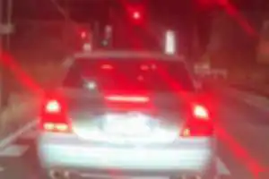 場所「国道49号郡山市熱海町安子島、磐梯熱海温泉入口前交差点‼️」
違反「スピード違反、割り込み運転、追い越し禁止ラインからの追い越し」
車種「ツーリングオートバイ」
色「緑、黒」
性別「運転手男性、後部女」
走行中信号が赤に変わった為、徐行しながら交差点手前の停止ラインで止まり信号待ち中オレンジラインから強引にセンターラインをはみ出し次々と車や、バイクを抜かし、その後先頭に割り込みし、信号が青に変わると猪苗代方面にフル加速で進行していった‼️速度が100以上は、出てた‼️第三者から見ると、そいつは、恐らく後部に女乗せてたからカッコいいとこ見せたんだと思う‼️もろに違反してその女も馬鹿としか思えない！彼氏か、夫かわからんけど、注意も出来ないのか？そのうちあの運転続けていると、あんたら大事故に繋がりあの世に行くかもよ‼️安全運転に心がけて欲しい‼️