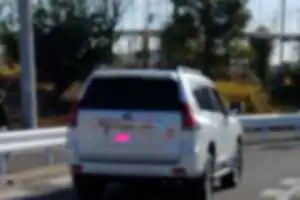 ショッピングモール駐車場にて1台ずつ合流してる際に遠くから走ってきて強引に割り込み。
さらにスマホで話しながら運転。