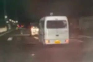 牛乳配達車に煽られました。
信号待ちではベタ付けで、道を譲ると100キロ近いスピードで走り去り
先頭車両まで行き、煽りを繰り返してました。

もうここの会社は利用しません。