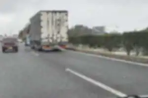 会社名(有限会社○○○)が書いてあるトラックが、初心者マークの車への車間距離不保持