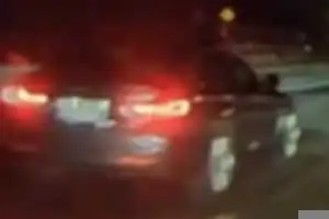 20時15分頃　4号苦竹ic付近
おそらく一桁ナンバーの、黒のセダン
左側から追い抜き、その後かなりの速度で車線変更を繰り返す
そんなに死に急がなくていいのに