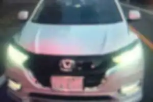 小束山6丁目交差点付近を直進していたら、隣のレーンから急に指示器も出さずに割り込んできて
思わずクラクションを鳴らした。信号が青に変わると同時に加速して逃げていった。本当プリウスに乗ってるやつはろくな奴がいないね