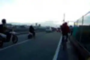 逆走自転車と自転車、自動車がぎりぎりをすれ違う、ヒヤリハット事案が発生。いずれ事故が発生してもおかしくない超危険な道路。