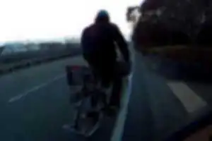 高校生、工場関係者などなど、逆走者多数の路線。自動車に向かって高速で走ってくるので脅威。警察の摘発を待ちたい。