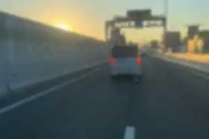 阪神高速松原線、喜連瓜破出口付近にて指示器なし、急な割り込み、蛇行運転。