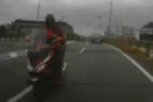 鹿児島医療センターから長田陸橋の辺りを猛スピードで走ってきて
私の横にいたワインレッドのセレナと私の車の間をすり抜けようとしてきた。
抜けないと見るとセレナを煽る、煽る。
しかし…これだけドライブレコーダーが普及しているのに
ばれないと思っているのが分からない。
ナンバーは出さなくても（把握はしているけどね）
これだけ特徴のあるバイクとヘルメットならば、すぐわかる。
ライトは今流行りのLEDだし…
かなり接近してくるのでご注意ください。