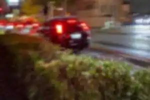 前のクルマをパッシングしたりクラクション鳴らしたりした挙句信号無視で歩行者の僕の前を横切って行きました。